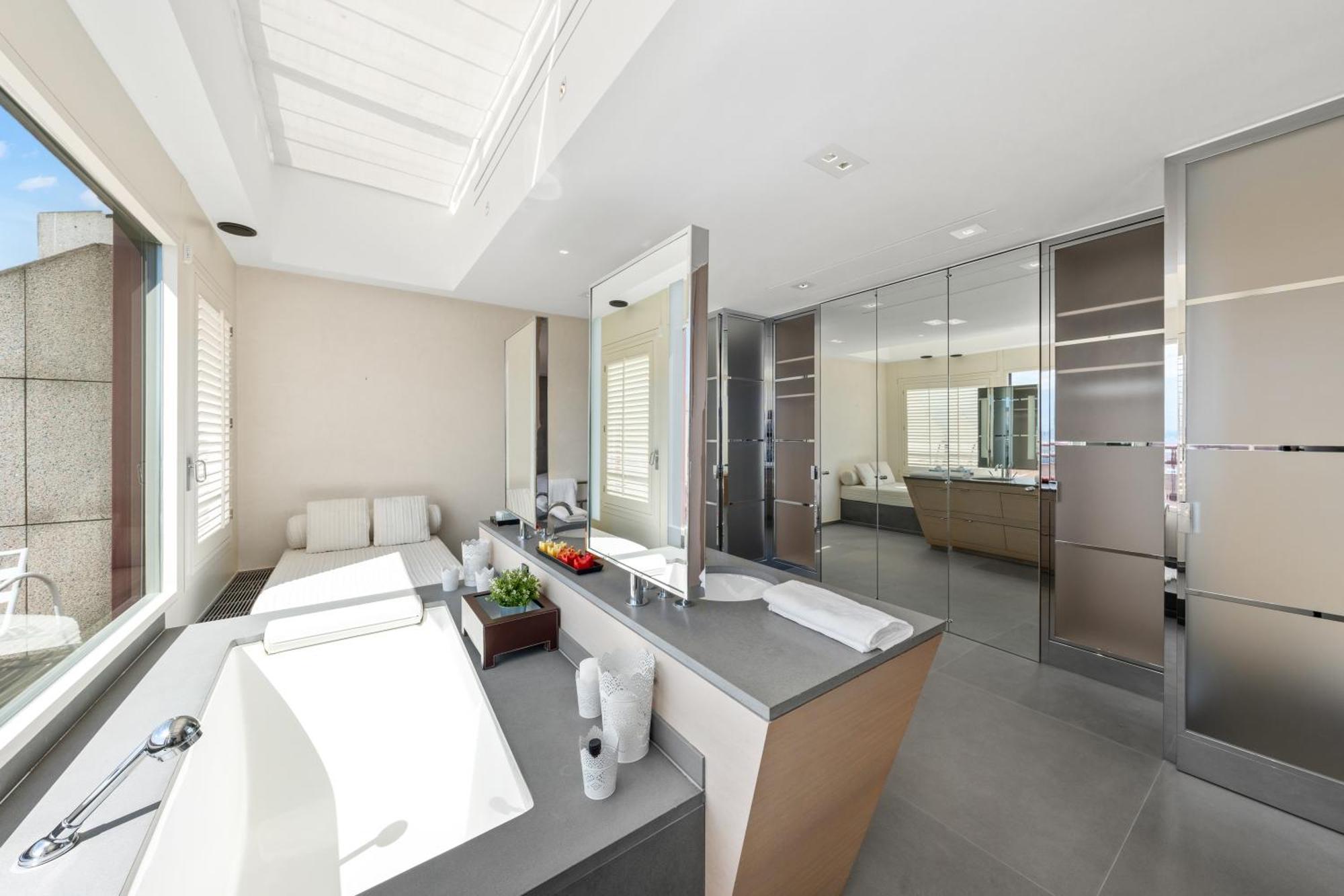 Exclusive 3 Bedroom Luxury Penthouse *