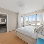 Exclusive 3 Bedroom Luxury Penthouse Apartment *