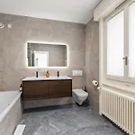 Exclusive 3 Bedroom Luxury Penthouse Apartment *