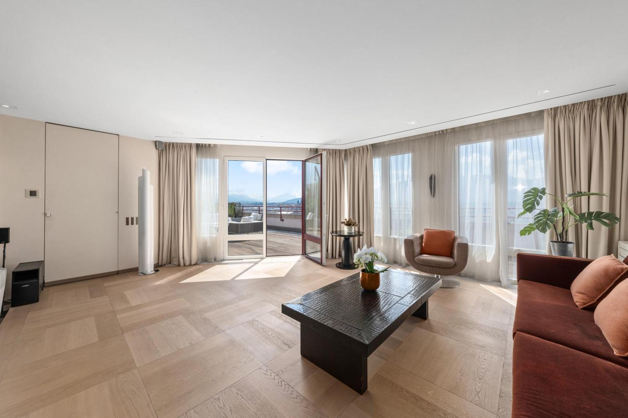 Exclusive 3 Bedroom Luxury Penthouse Apartment *